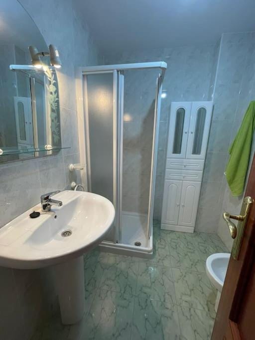 Shower, Toilet, Bathroom, towels