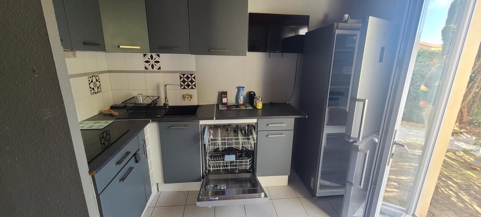 Kitchen or kitchenette, dishwasher, stove