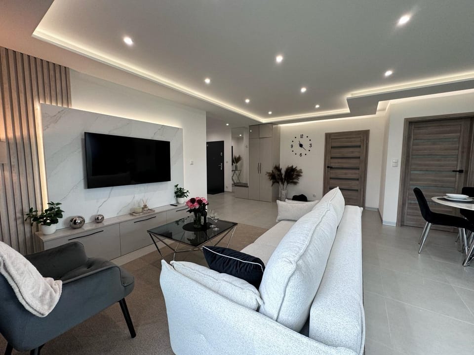 TV and multimedia, Living room, Seating area, Evening entertainment