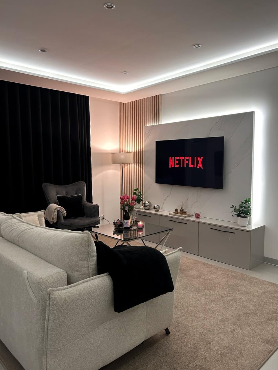 Communal lounge/ TV room, TV and multimedia, Living room, Seating area, Evening entertainment