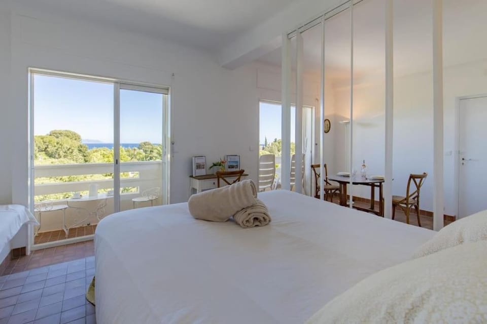 Bed, Photo of the whole room