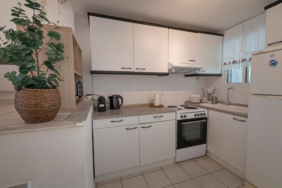 Coffee/tea facilities, Kitchen or kitchenette, oven, stove