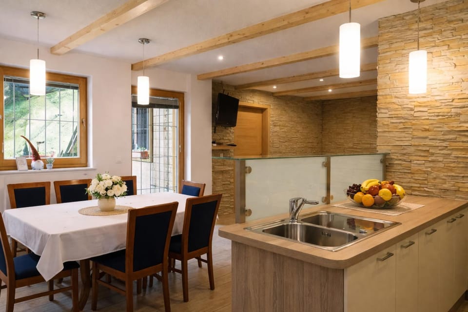 Kitchen or kitchenette, Food and drinks, Dining area, stove