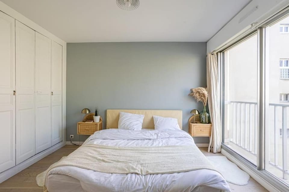 Photo of the whole room, Bedroom