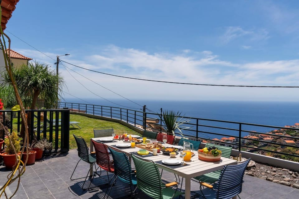 Natural landscape, View (from property/room), Balcony/Terrace, Dining area, Sea view