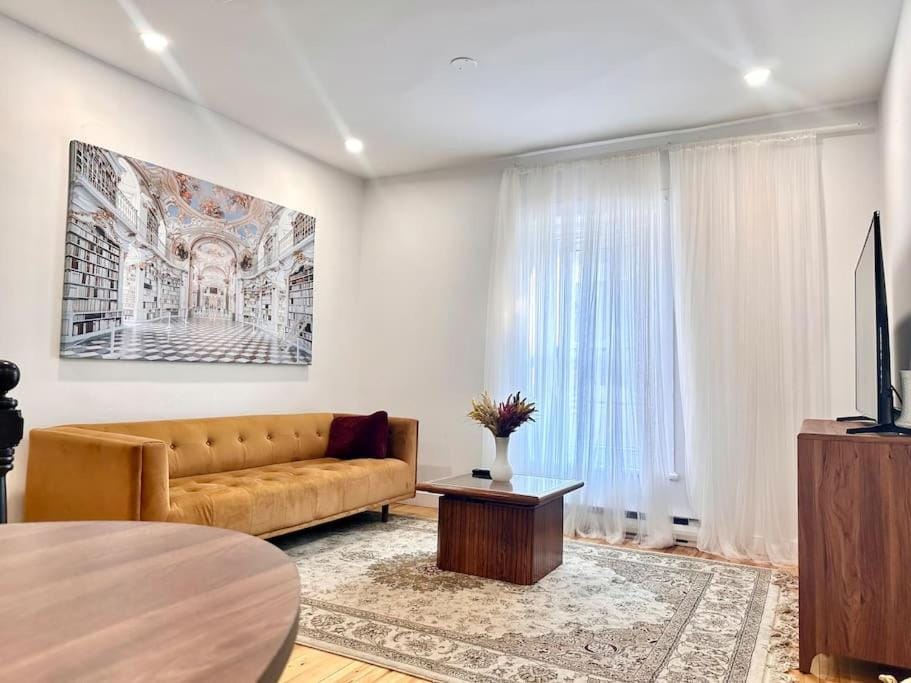 Charming 2-Bedroom in the heart of downtown std2 Apartment in Laval