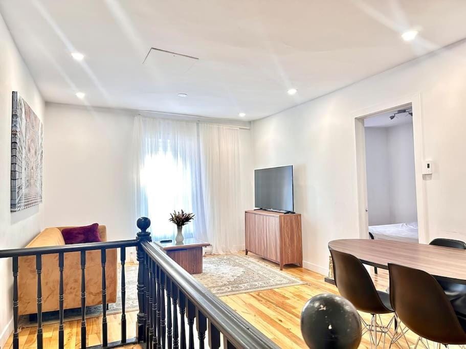 Charming 2-Bedroom in the heart of downtown std2 Apartment in Laval