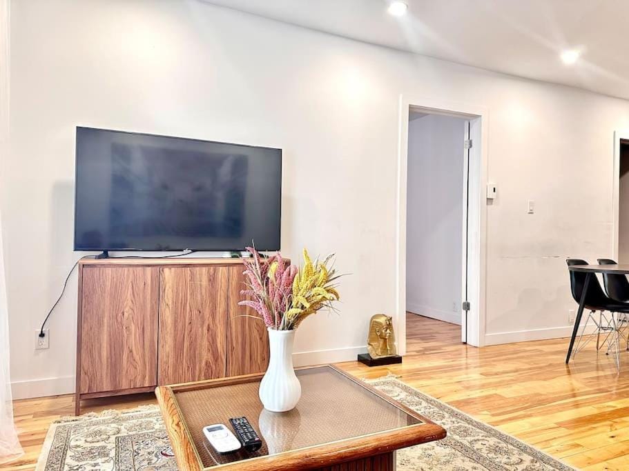 Charming 2-Bedroom in the heart of downtown std2 Apartment in Laval