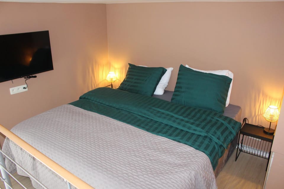 Bed, TV and multimedia, Photo of the whole room, Bedroom