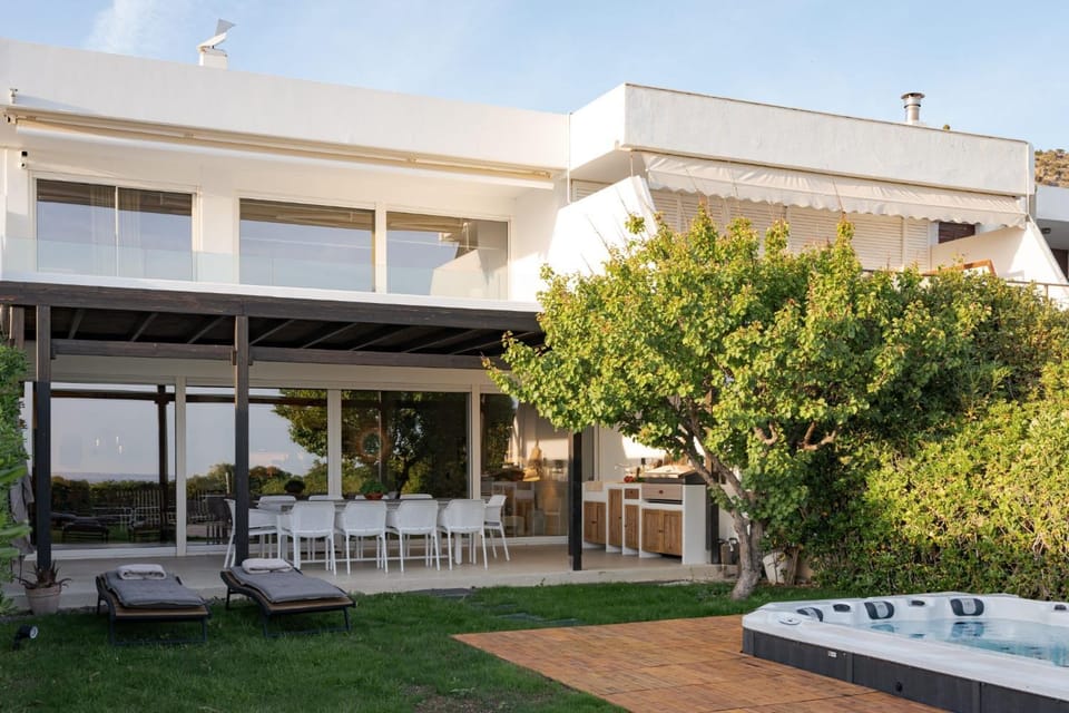 Property building, Patio, Garden, Hot Tub, Garden view, sunbed