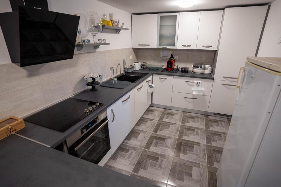 TV and multimedia, Kitchen or kitchenette, oven, stove, kitchen, kitchen