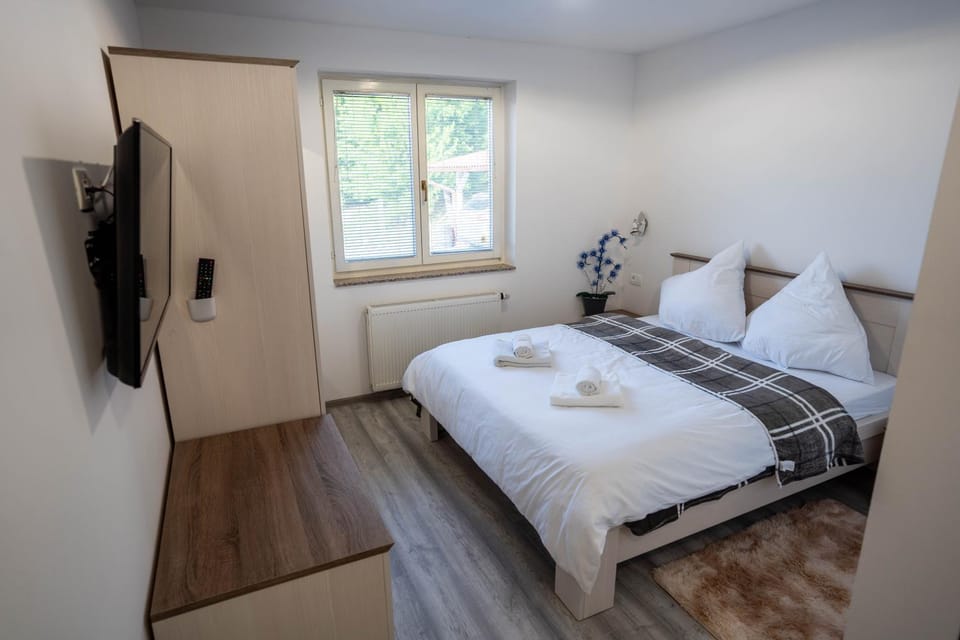 Bed, TV and multimedia, Photo of the whole room, Bedroom, towels