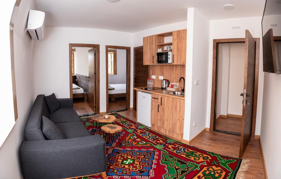 TV and multimedia, Kitchen or kitchenette, Living room, Seating area, stove