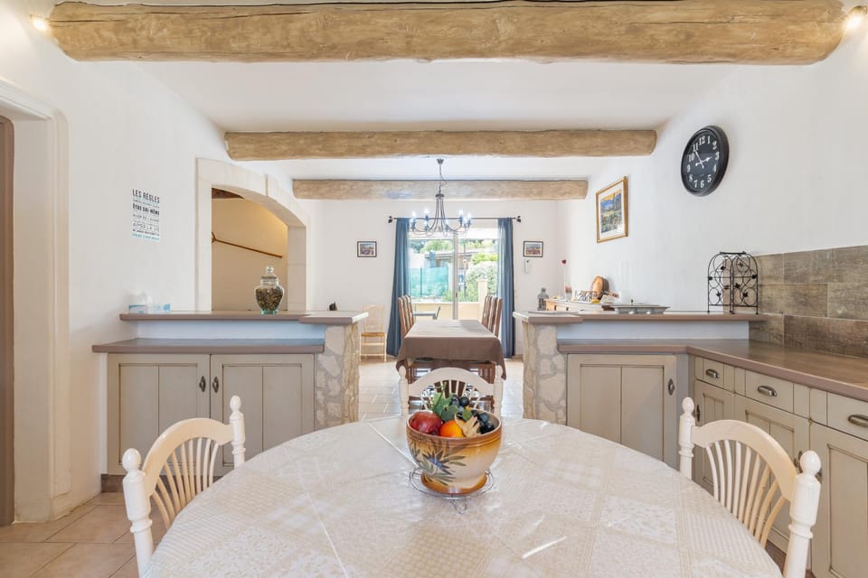 Property building, Kitchen or kitchenette, Living room