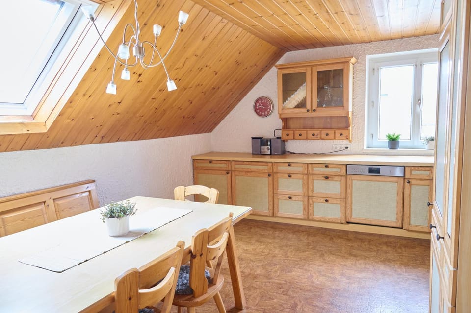 Kitchen or kitchenette, Seating area