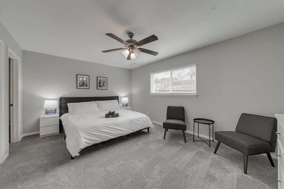 Open Space Home for Family Groups with Privat Pool House in Garland