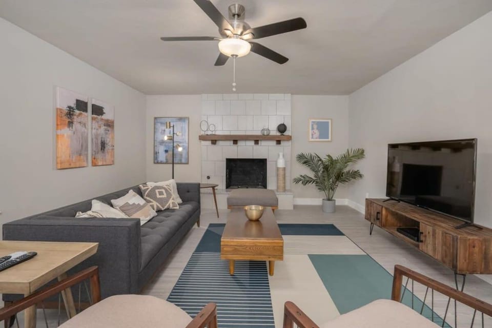 Heart of Dallas - Mansion with Backyard Pool Oasis House in Garland