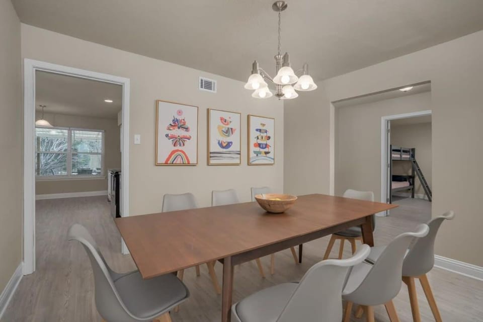 Heart of Dallas - Mansion with Backyard Pool Oasis House in Garland