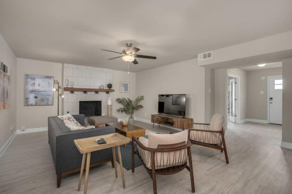 Heart of Dallas - Mansion with Backyard Pool Oasis House in Garland