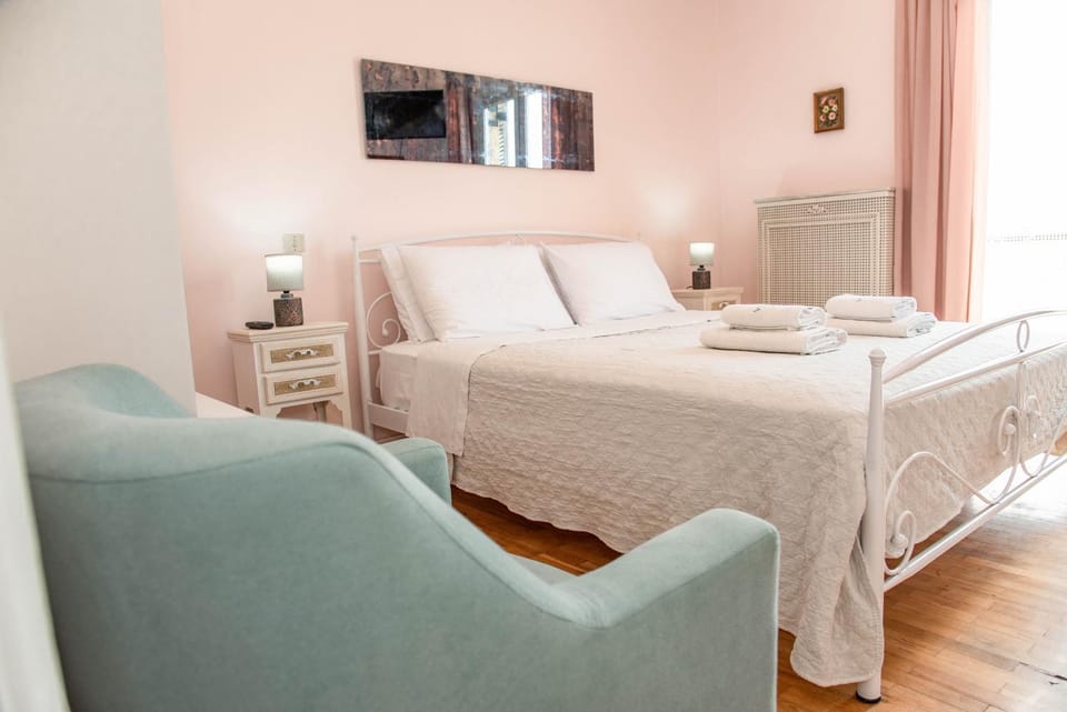 Bed, Bedroom, towels