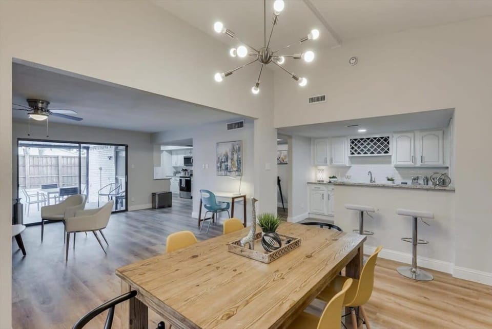 Spacious Bright and Modern Home with Pool House in Garland