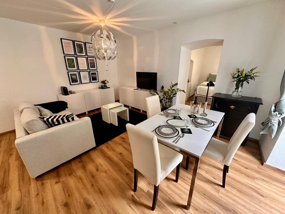 Communal lounge/ TV room, TV and multimedia, Living room, Seating area, Dining area, Evening entertainment