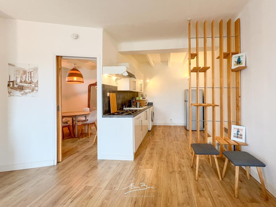 Coffee/tea facilities, Kitchen or kitchenette, Dining area, internet, stove