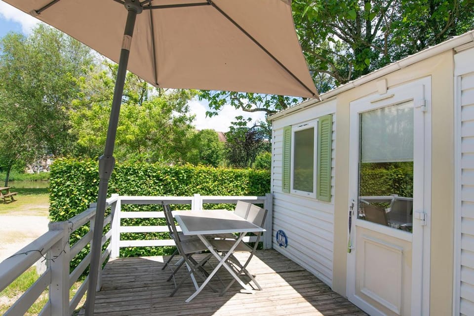 Patio, Dining area, Garden view