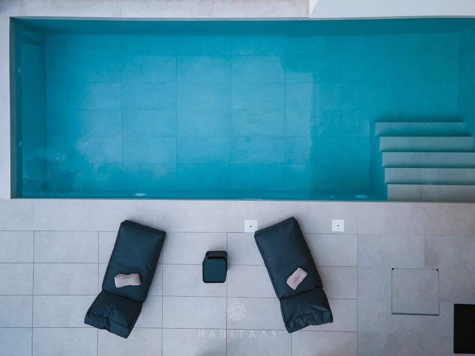 Swimming pool, towels