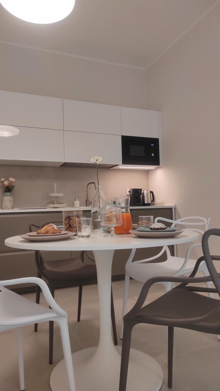 Kitchen or kitchenette, Dining area