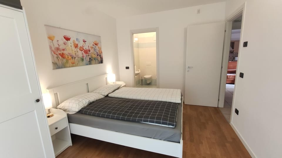 Bed, Bathroom, Photo of the whole room