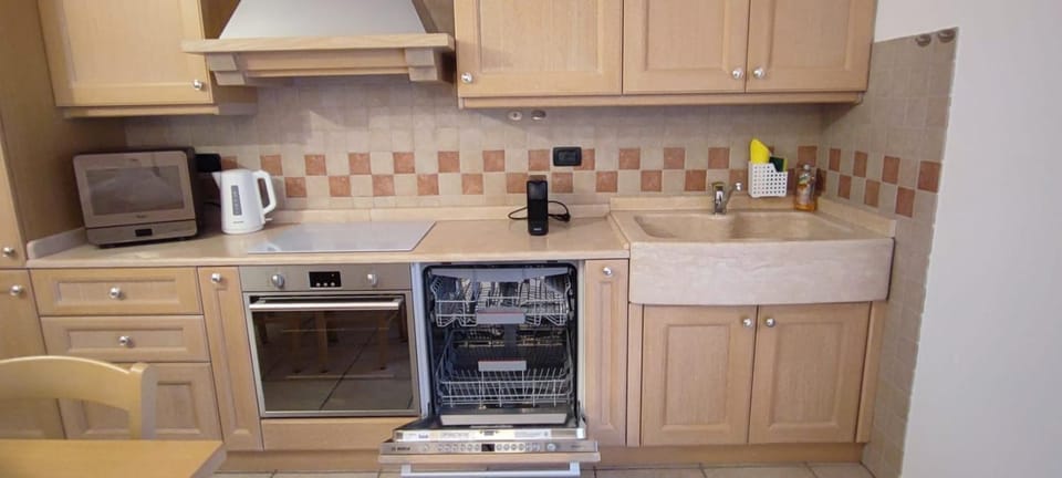 Kitchen or kitchenette, dishwasher