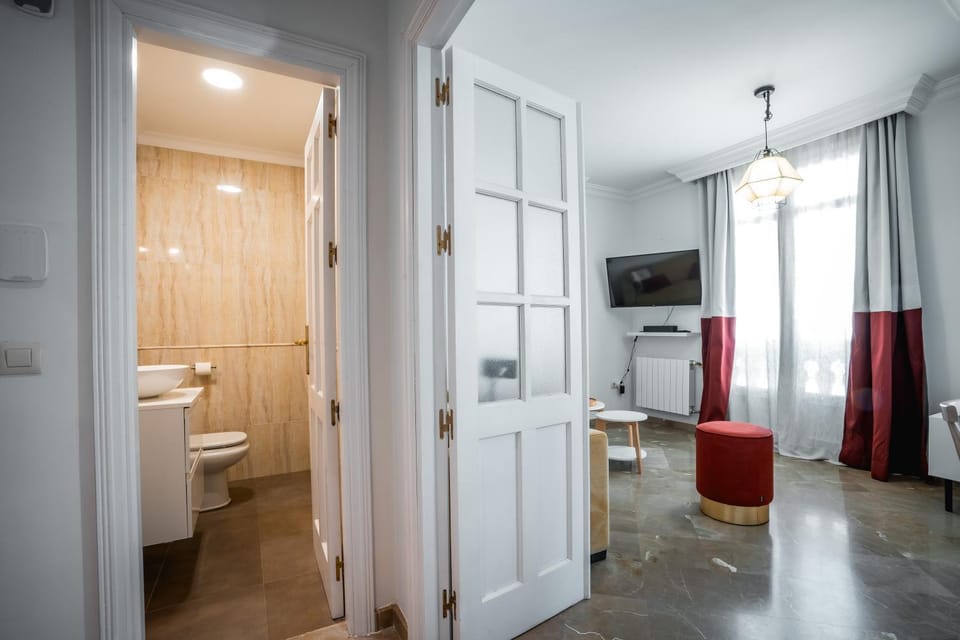 Bathroom, TV and multimedia, Living room