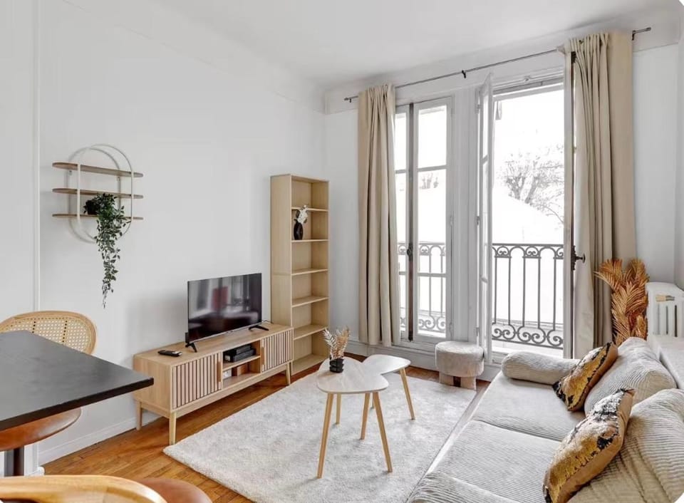 Bright & Cozy Paris Apartment with Balcony Apartment in Paris