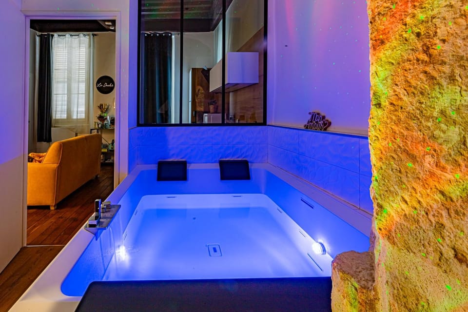 Hot Tub, Photo of the whole room, Bedroom