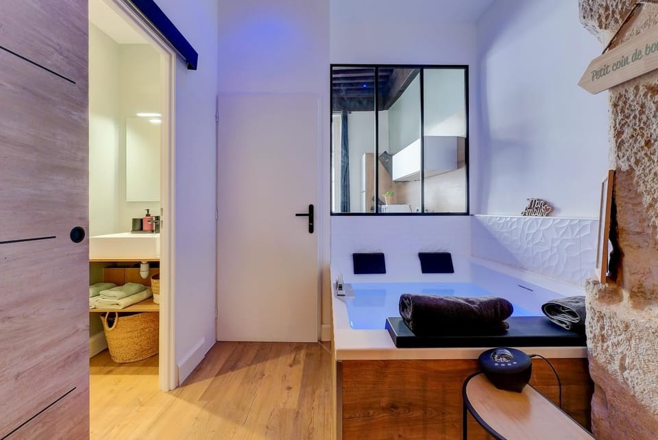 Photo of the whole room, Bedroom, towels