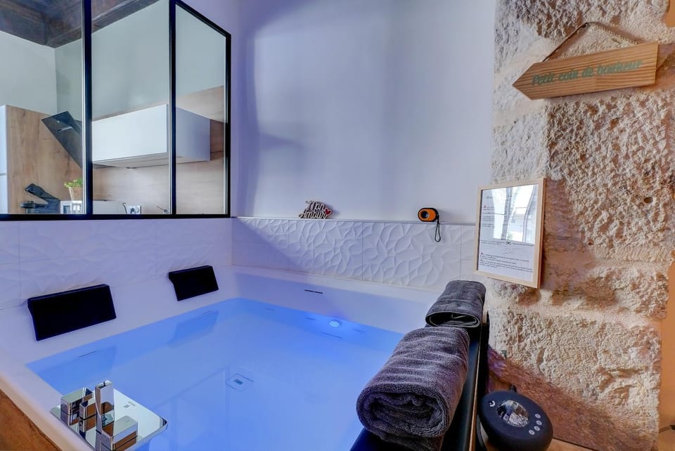 Bed, Hot Tub, Hot Tub, Bedroom