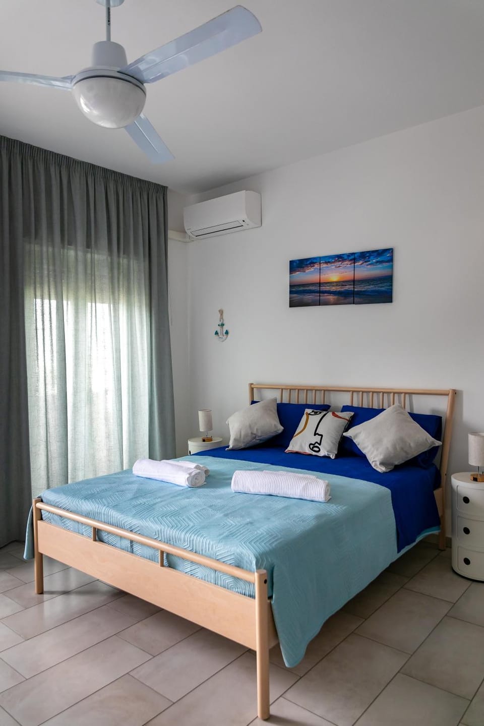 Photo of the whole room, Bedroom, air conditioner