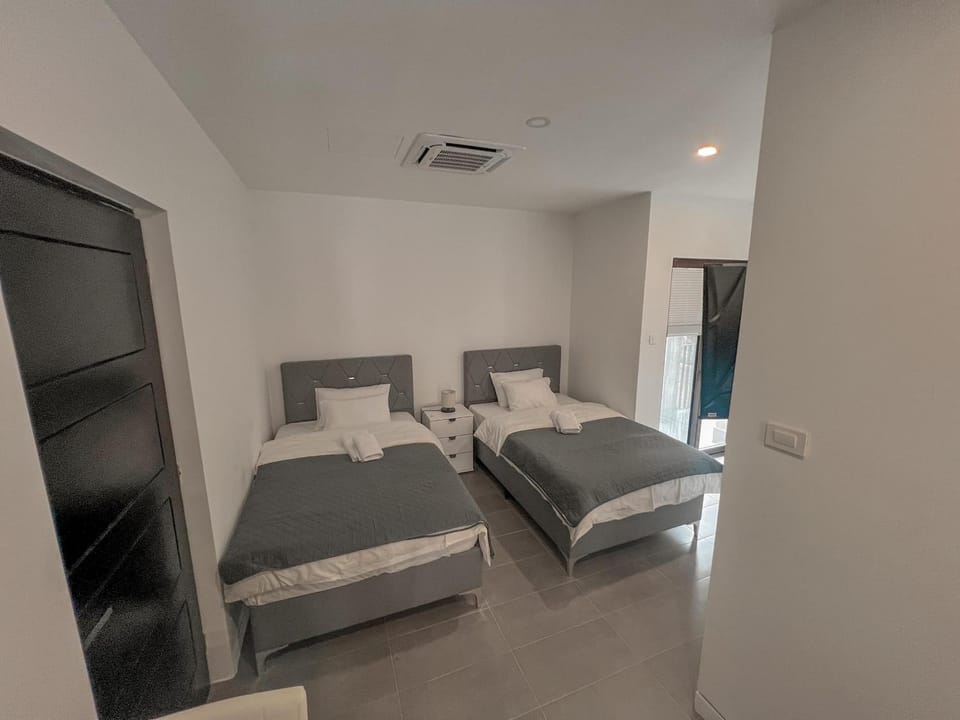 Bed, Photo of the whole room, towels