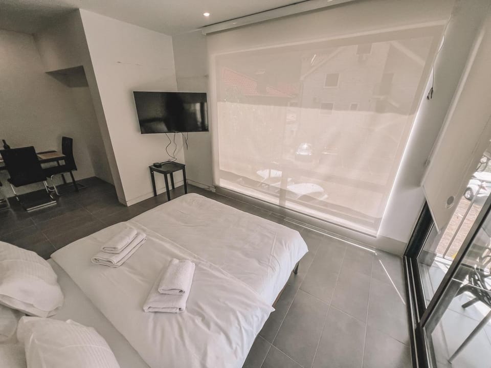 Bed, TV and multimedia, Photo of the whole room, Bedroom