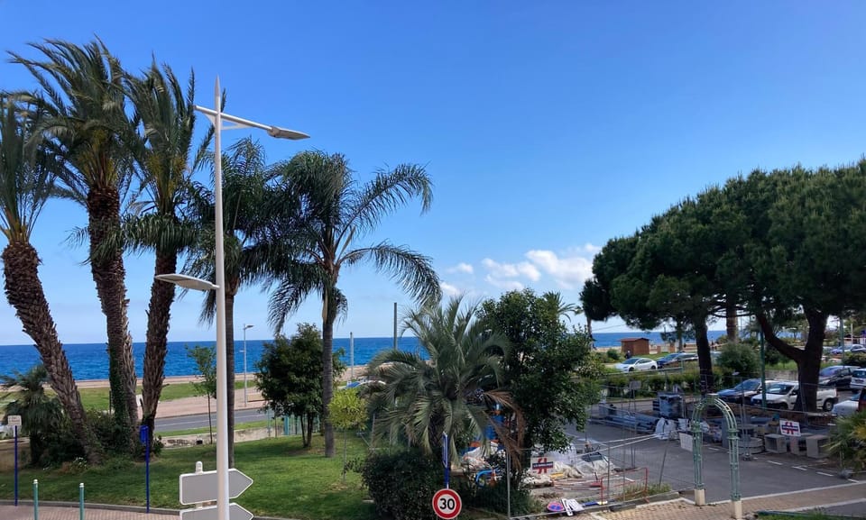 Nearby landmark, Neighbourhood, Natural landscape