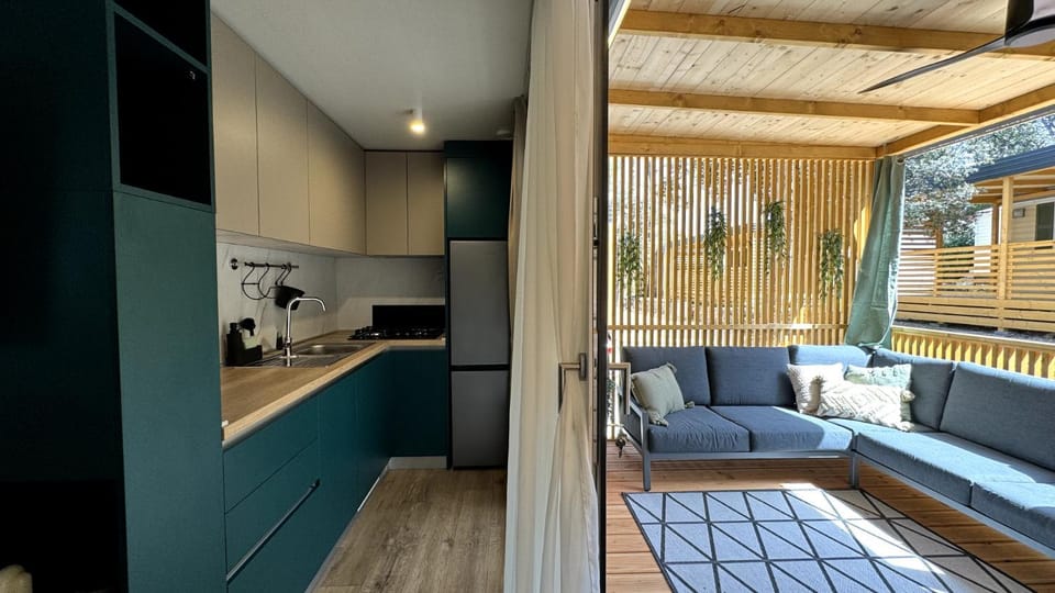 Kitchen or kitchenette, Seating area