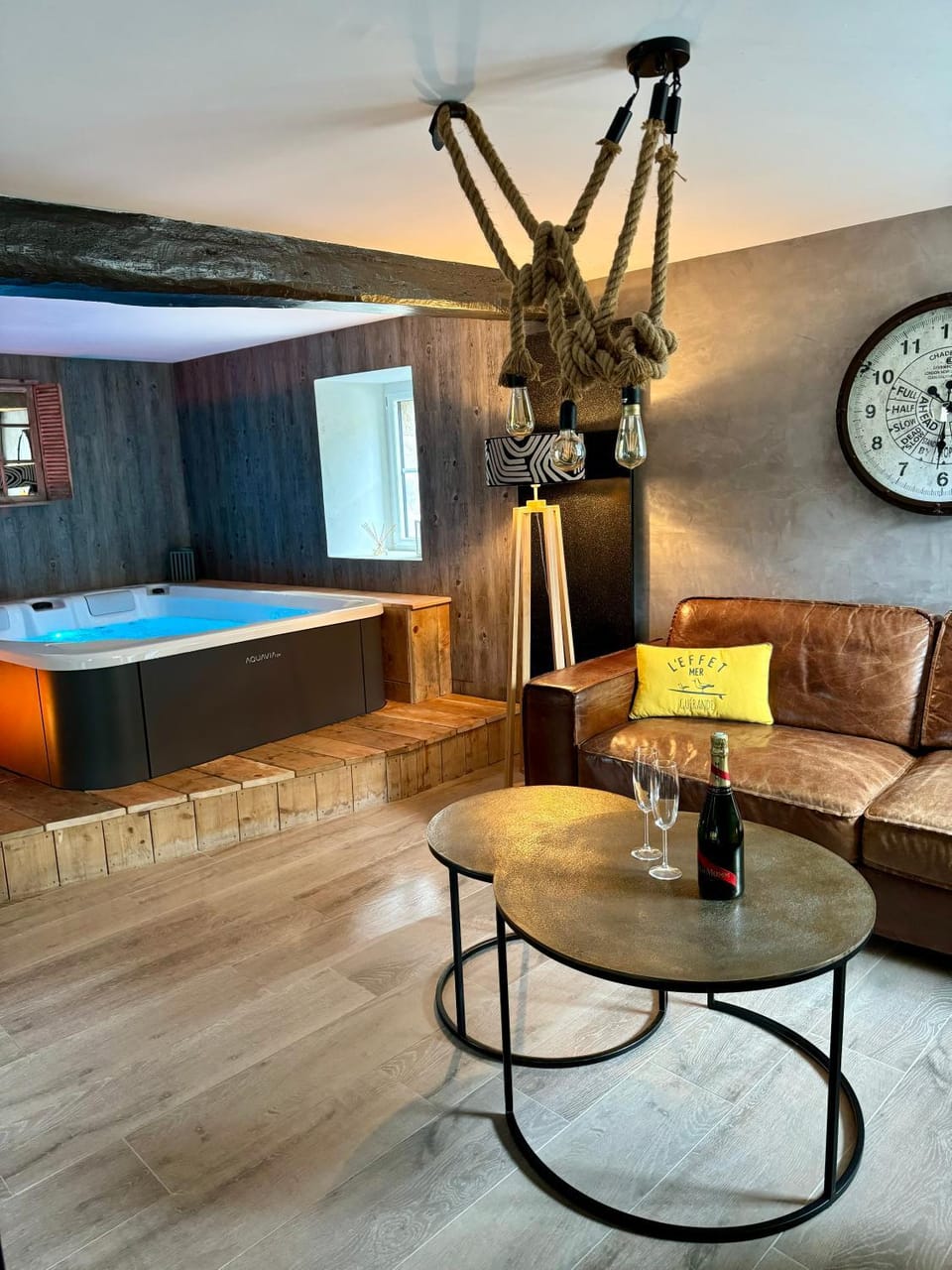 Hot Tub, Living room, Seating area
