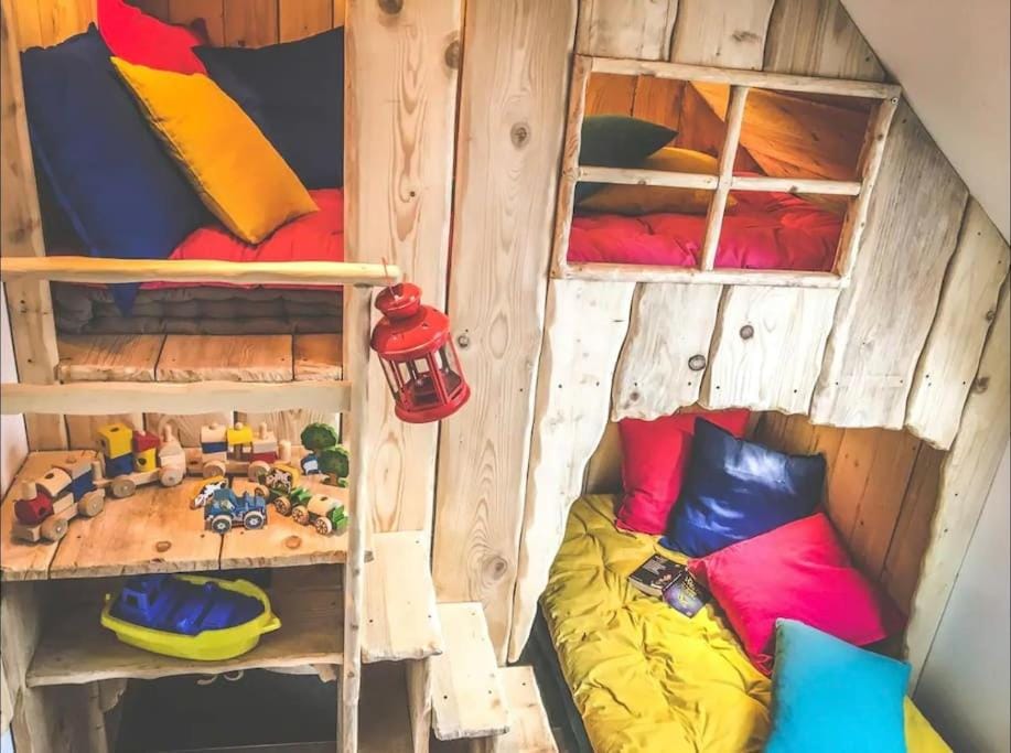 Bedroom, bunk bed