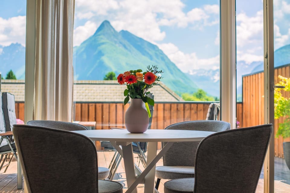 Dining area, Mountain view