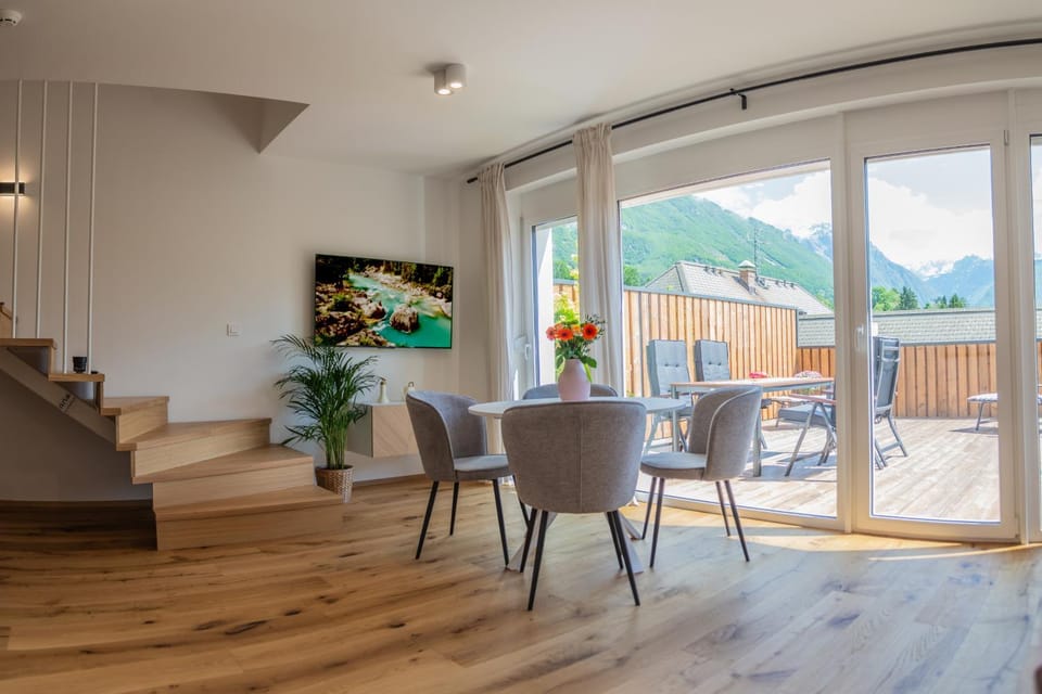 Patio, TV and multimedia, Dining area, Mountain view