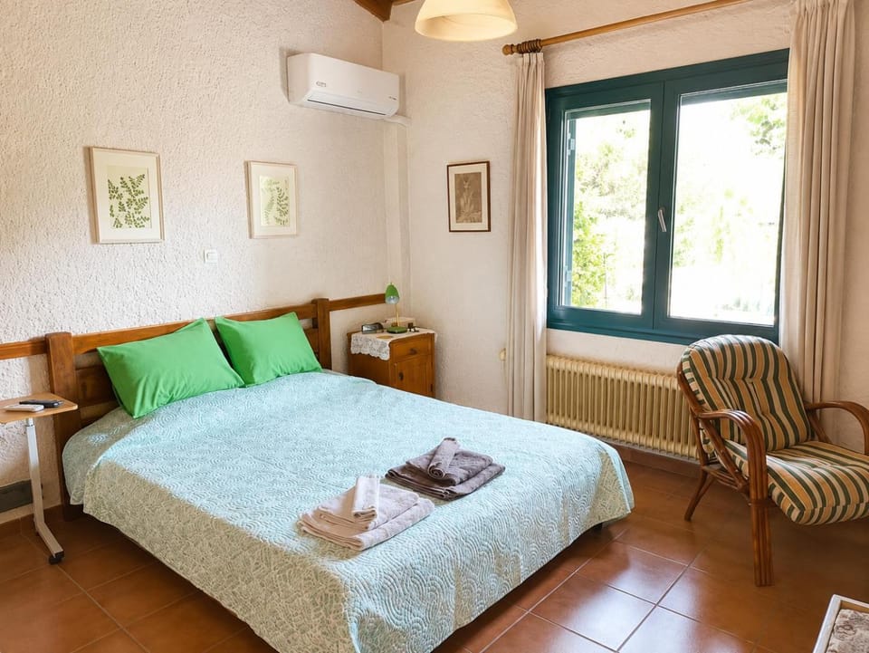 Bed, Bedroom, pet friendly, air conditioner