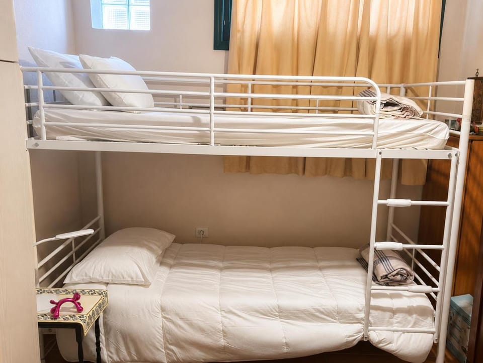 Bedroom, bunk bed