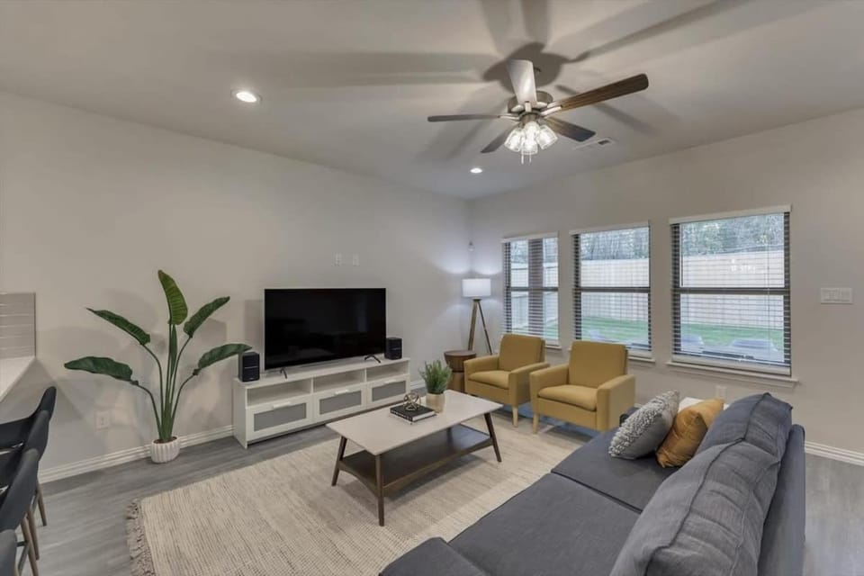 Your Vibrant Dallas Getaway Home House in Dallas