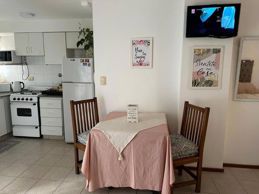 TV and multimedia, Kitchen or kitchenette, Dining area, oven, toaster